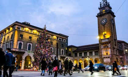 Lunghe code di auto in centro: l’ambulanza non riesce a passare