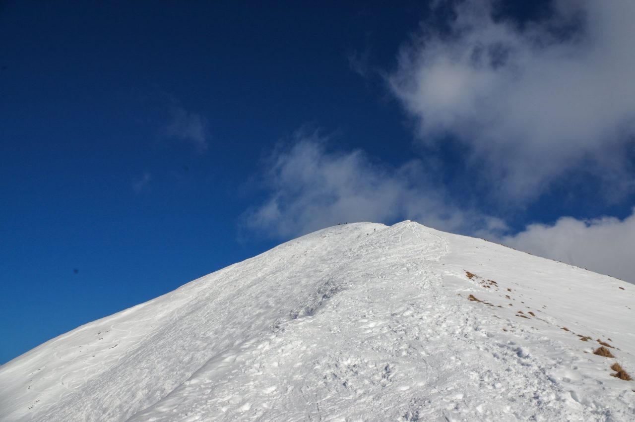 Alla scoperta del monte Timogno, che d’inverno con la neve trova nuova vita