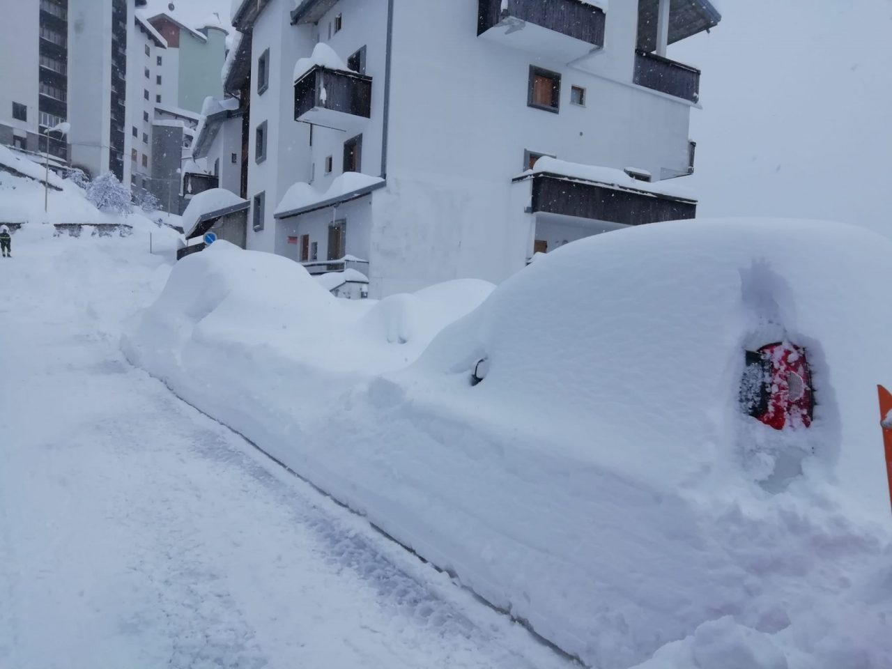 Continua a nevicare a Foppolo: più di 2 metri. Strade chiuse per pericolo valanghe