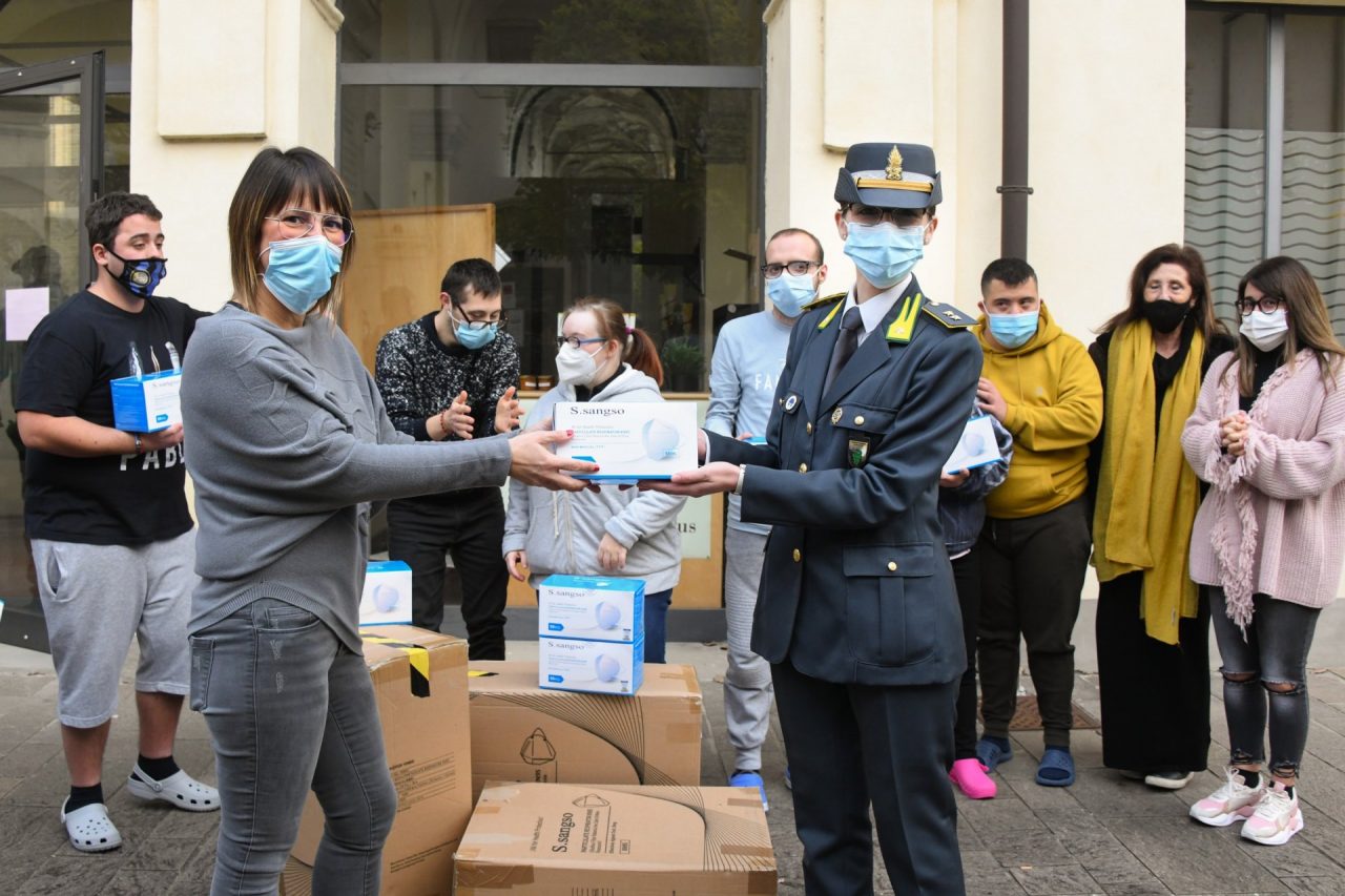 La Guardia di Finanza dona a una onlus di Caravaggio 2.500 mascherine sequestrate