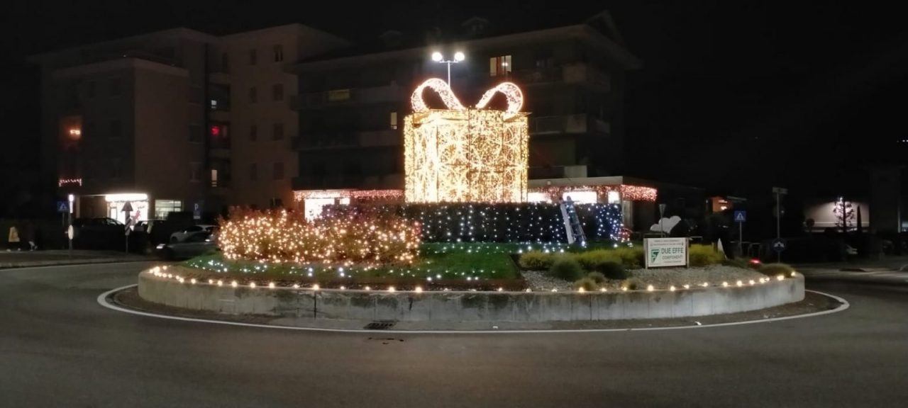 Cisano, la Santa Lucia porta in dono un pacco natalizio illuminato