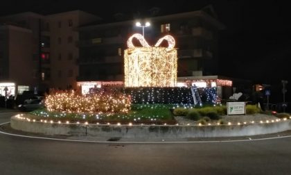 Cisano, la Santa Lucia porta in dono un pacco natalizio illuminato