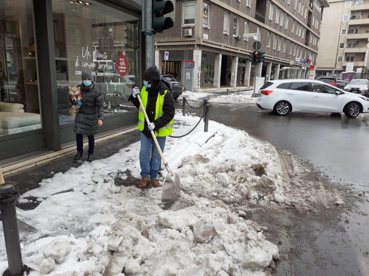 Dopo le polemiche, il Comune è corso ai ripari: “spalatori” contro il ghiaccio in città