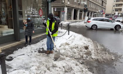 Dopo le polemiche, il Comune è corso ai ripari: "spalatori" contro il ghiaccio in città