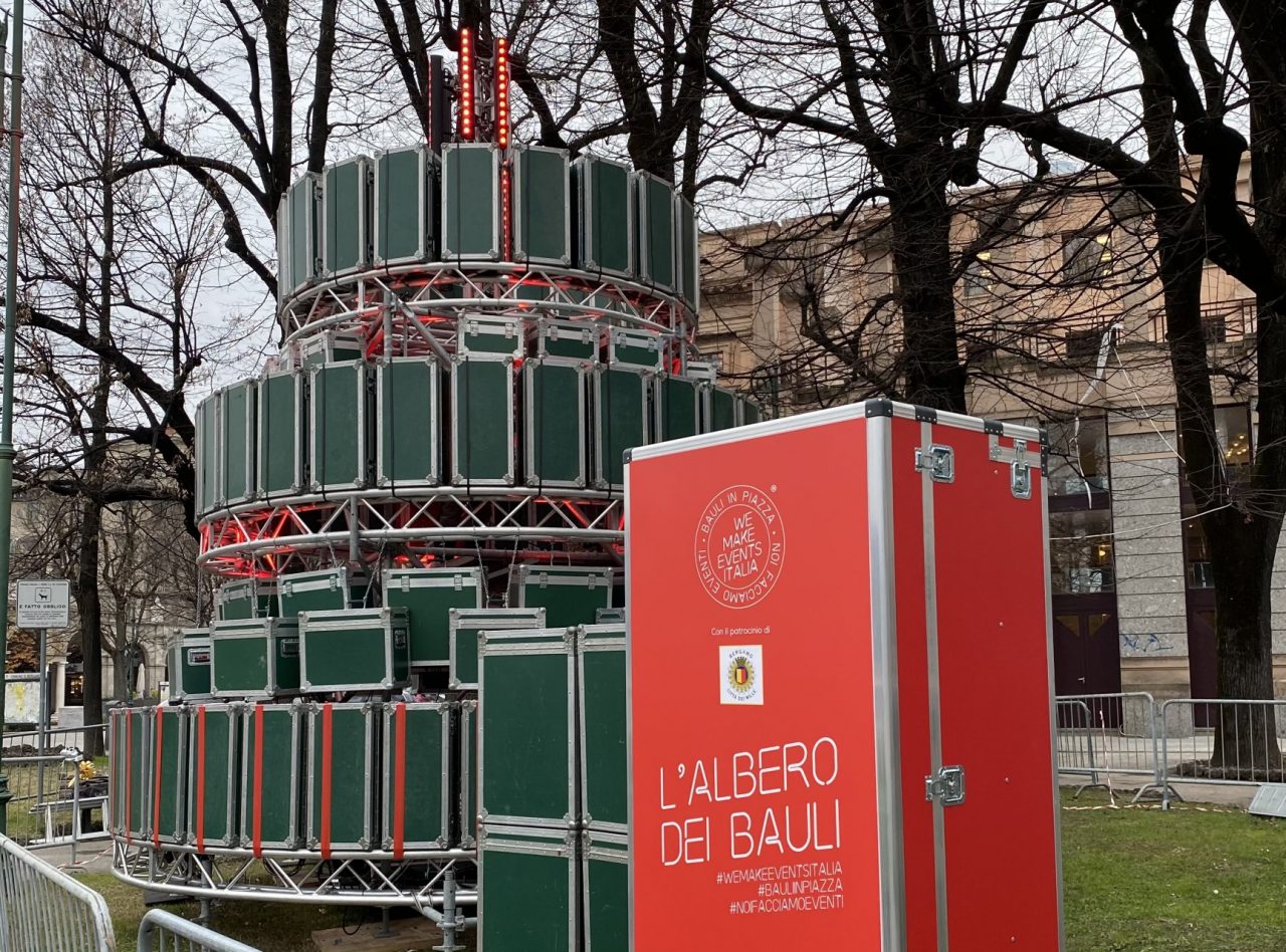 Un “albero di bauli” in centro a Bergamo per non dimenticare i lavoratori dello spettacolo