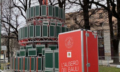 Un "albero di bauli" in centro a Bergamo per non dimenticare i lavoratori dello spettacolo