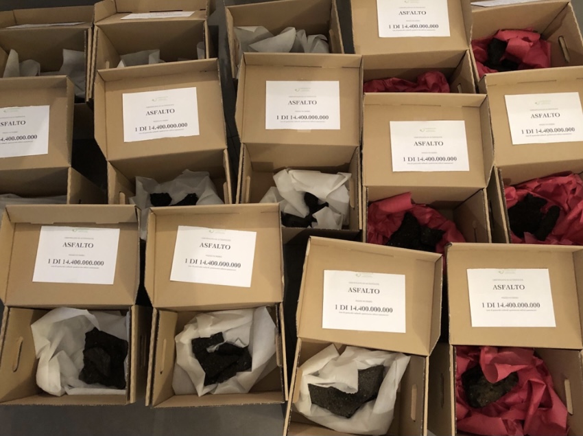 La protesta natalizia di Legambiente: asfalto in dono a sindaci, Provincia e assessore Terzi