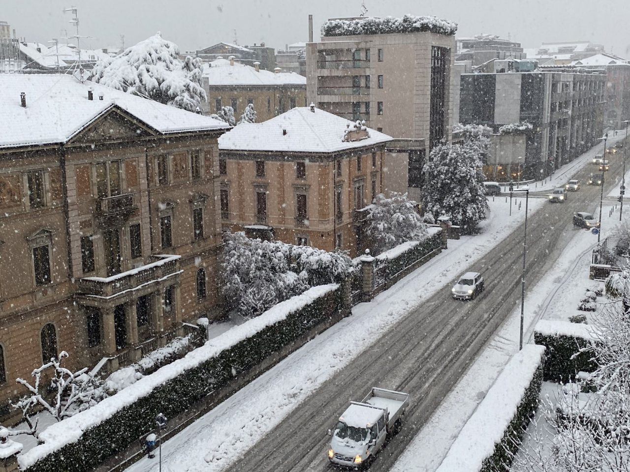 È arrivata la neve: a Bergamo oltre 15 centimetri e strade bianche nonostante il sale