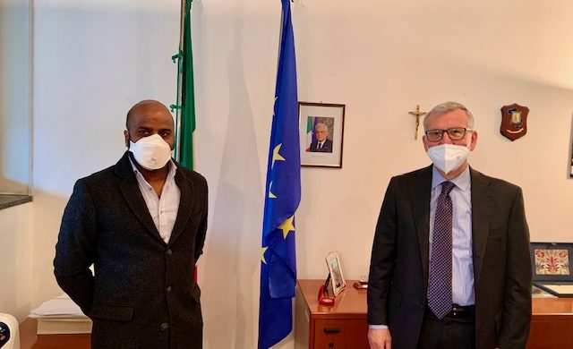 Il prefetto di Lecco ha detto grazie a Emanuele, l’infermiere di Mozzo vittima di razzismo
