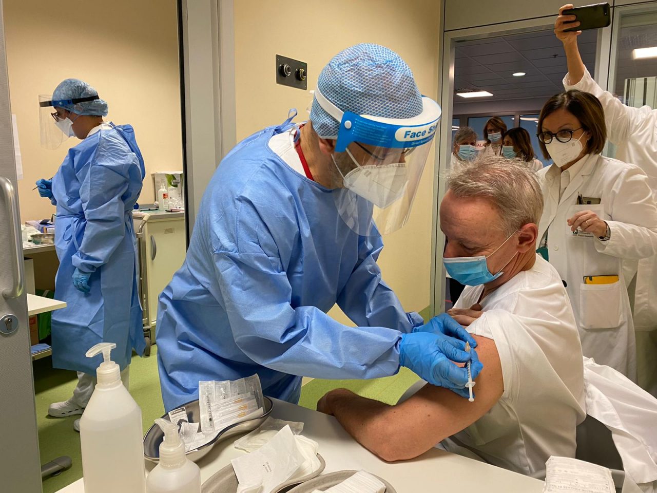 Il calendario delle vaccinazioni anti-Covid. Unica certezza: l’11 gennaio via al Papa Giovanni