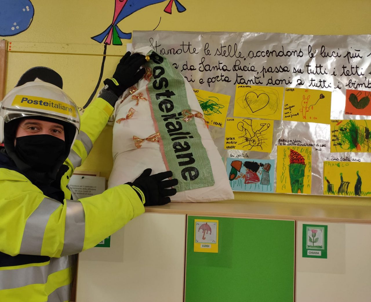 Le Poste di Monterosso in visita alla materna Camozzi per ritirare le letterine di Santa Lucia