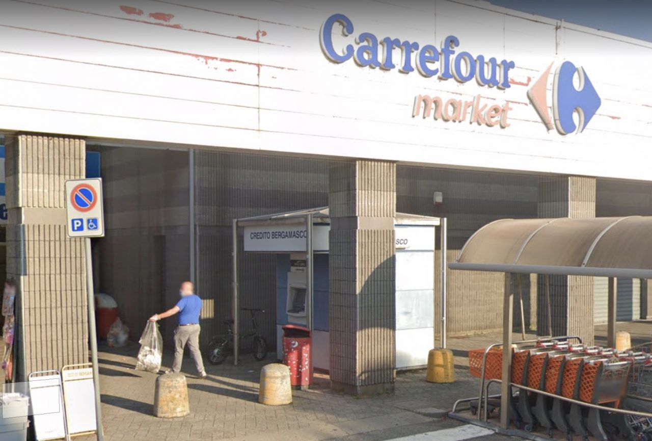 Esplosione nella notte a Mozzo: fatto saltare il bancomat fuori dal Gran Mercato dei Colli