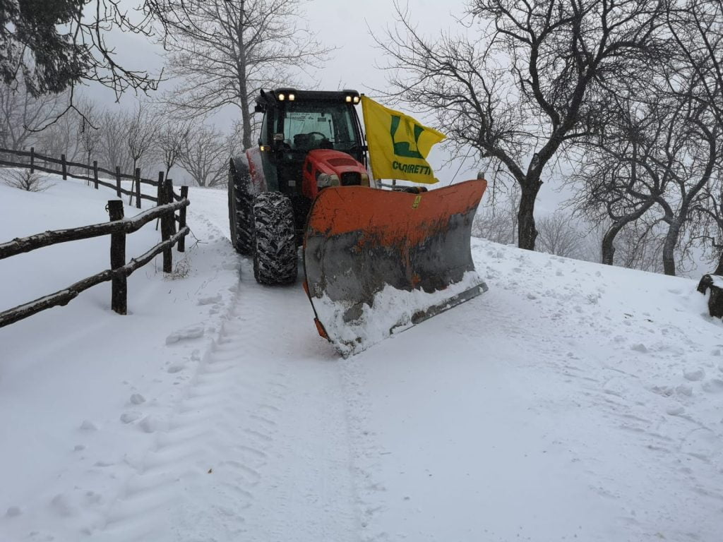 Anche i trattori degli agricoltori di Coldiretti Bergamo in campo per spazzare la neve
