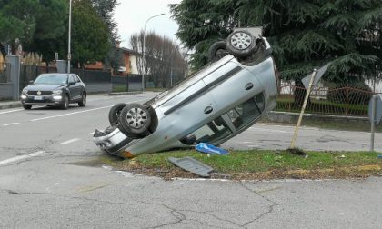 Si ribalta con l'auto della madre: illeso, si dilegua. Poi si presenta ai vigili