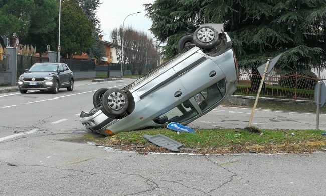 Si ribalta con l’auto della madre: illeso, si dilegua. Poi si presenta ai vigili