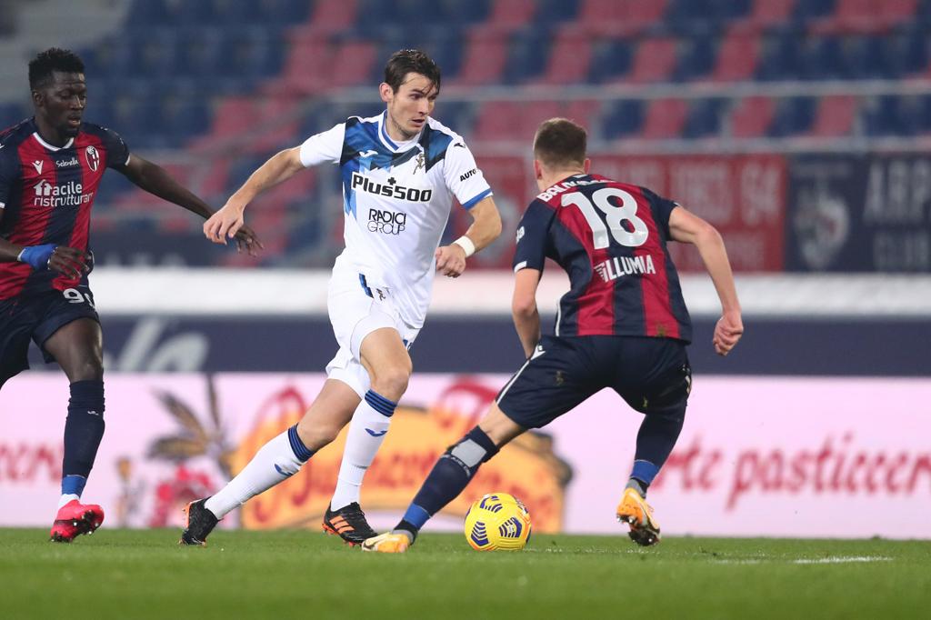 Prima splendida, poi leziosa e alla fine beffata: il Bologna recupera due gol alla Dea