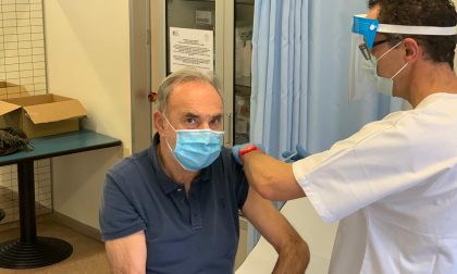Le foto delle vaccinazioni anti-Covid ad Alzano e al Papa Giovanni: «Una vittoria della scienza»