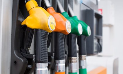 Rubavano la benzina e poi la rivendevano a domicilio. Il deposito era a Grassobbio