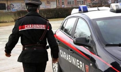 Donna minaccia di lanciarsi dal tetto, i carabinieri la salvano facendole cambiare idea