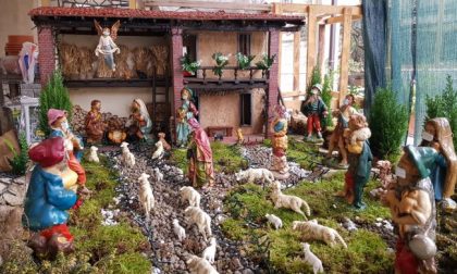 Cividate, Enza Picco e il suo presepe a "norma di Dpcm", con mascherine e a distanze