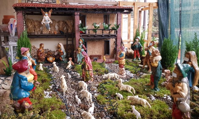 Cividate, Enza Picco e il suo presepe a “norma di Dpcm”, con mascherine e a distanze