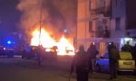Grosso incendio per strada, tre auto distrutte dalle fiamme