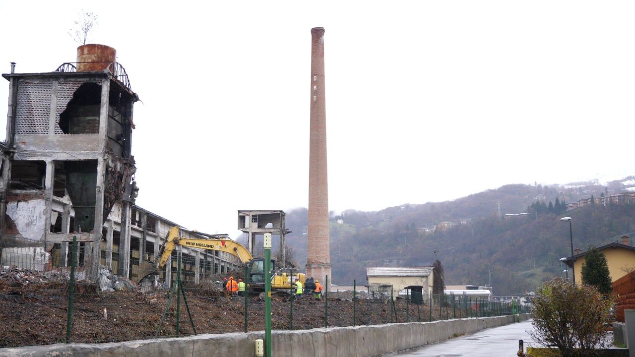 I video dell’abbattimento della ciminiera di Vertova: via al progetto di riqualificazione