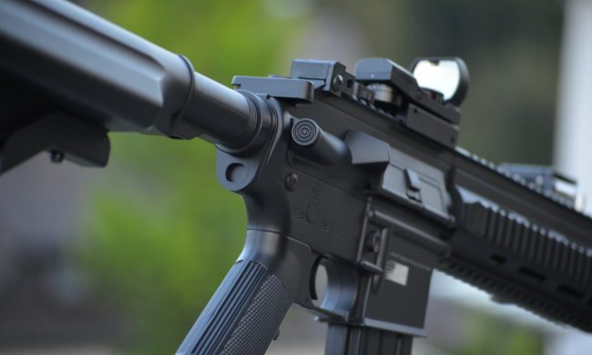 Gioca per strada con un fucile da softair: «È un terrorista», scatta l’allarme