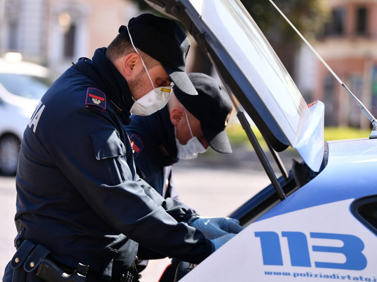 Controlli anti-Covid in città, pub in via Baschenis chiuso e multe per titolare e nove clienti