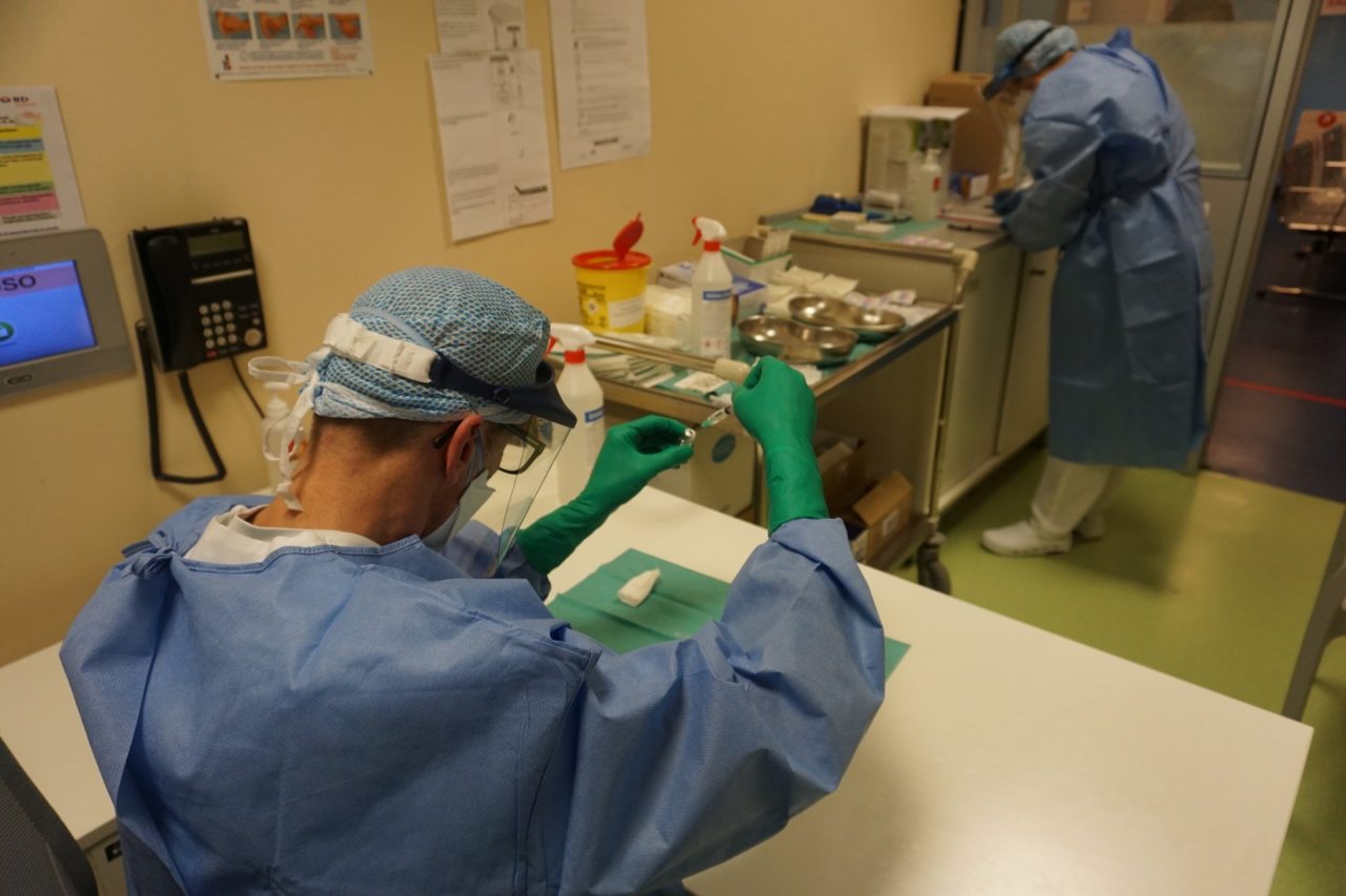 Il sorriso dei medici sottoposti al vaccino: «Come sto? Non capto il 5G e non sparo laser»