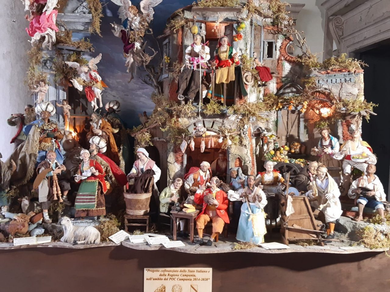 Le immagini del bellissimo presepe esposto a Palazzo Frizzoni e donato dalla Campania