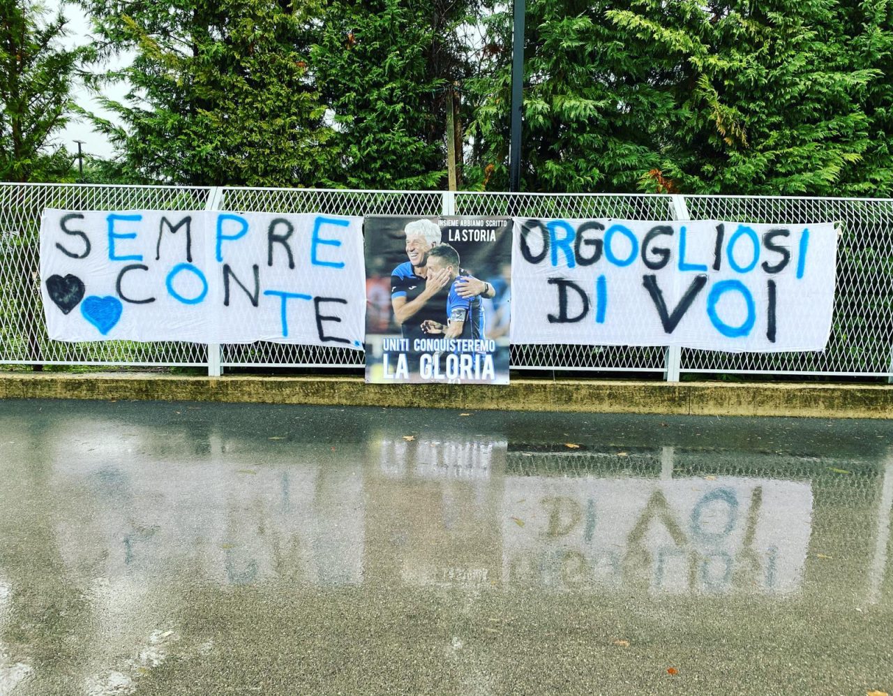 A Zingonia striscioni di sostegno a Gasperini e Gomez: «Insieme abbiamo scritto la storia»