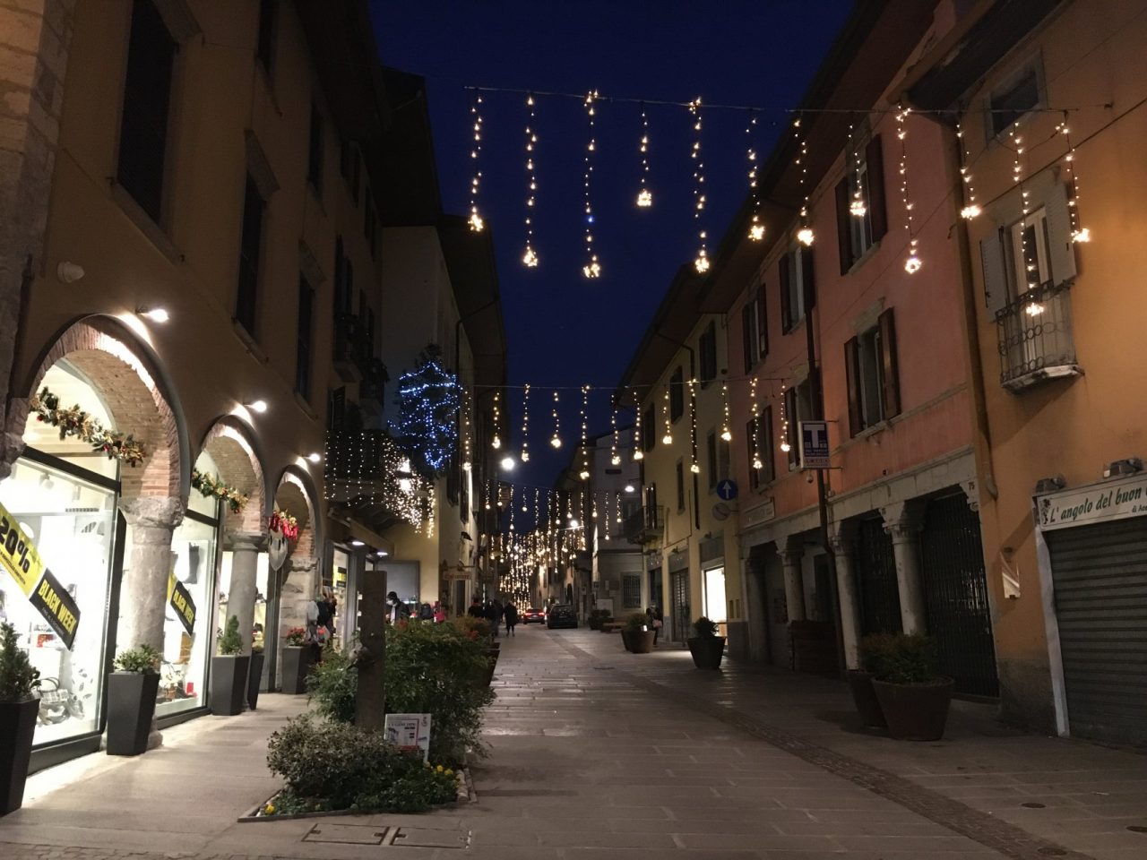 Soldi per le famiglie in difficoltà dati ai commercianti per le luminarie: scontro ad Albino