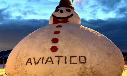 Ad Aviatico un pupazzo di neve gigantesco