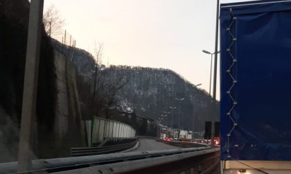 Cantiere paralizza il traffico della Val Brembana. La Provincia: «La ditta sarà sanzionata»
