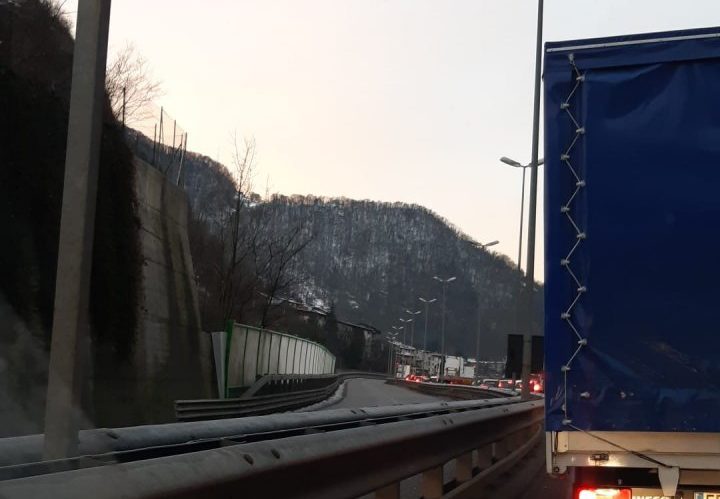 Cantiere paralizza il traffico della Val Brembana. La Provincia: «La ditta sarà sanzionata»