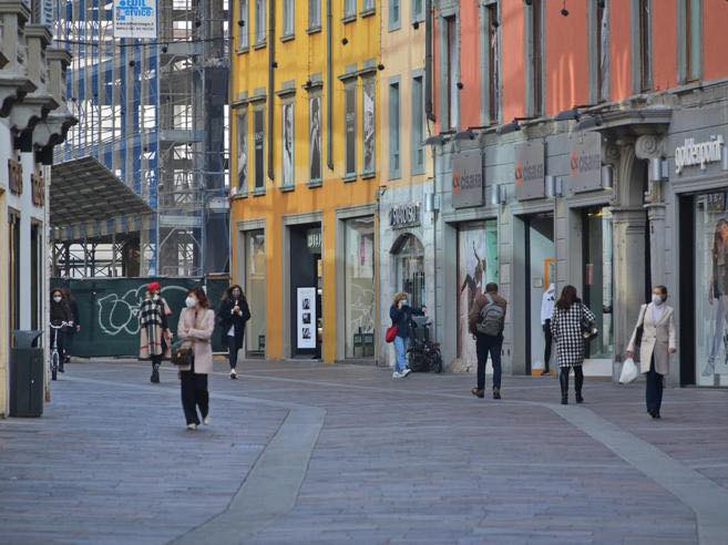 Lombardia in zona arancione (avevano sbagliato!): riaprono i negozi e si torna a scuola