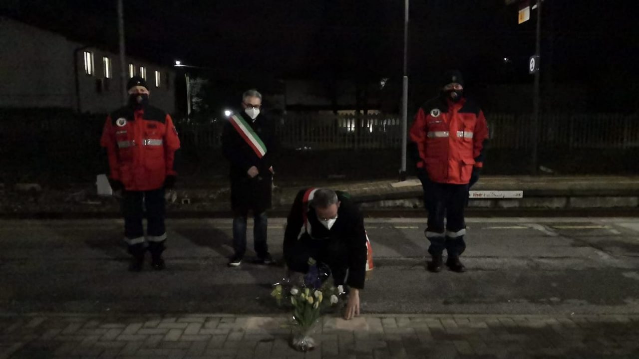 Distrutti i fiori per le vittime di Pioltello. Il sindaco al vandalo: «Ti prendo a calci»