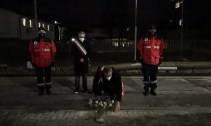 Distrutti i fiori per le vittime di Pioltello. Il sindaco al vandalo: «Ti prendo a calci»