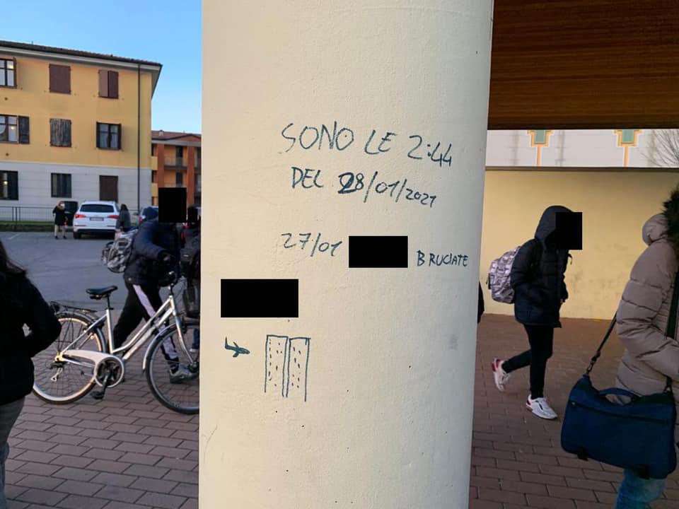 Vergognose scritte antisemite fuori dalle scuole medie di Chiuduno. L’ira del sindaco