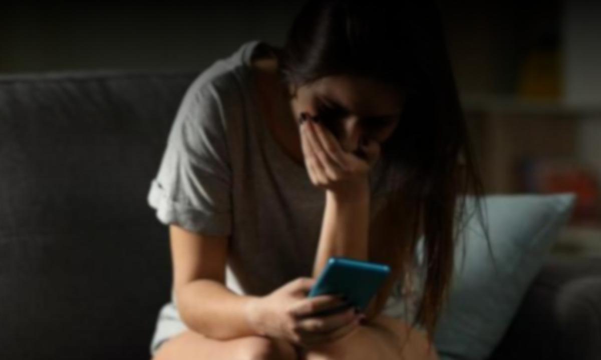 «Datemi cinquemila euro o pubblico le foto hot di vostra figlia 14enne»: arrestato giovane