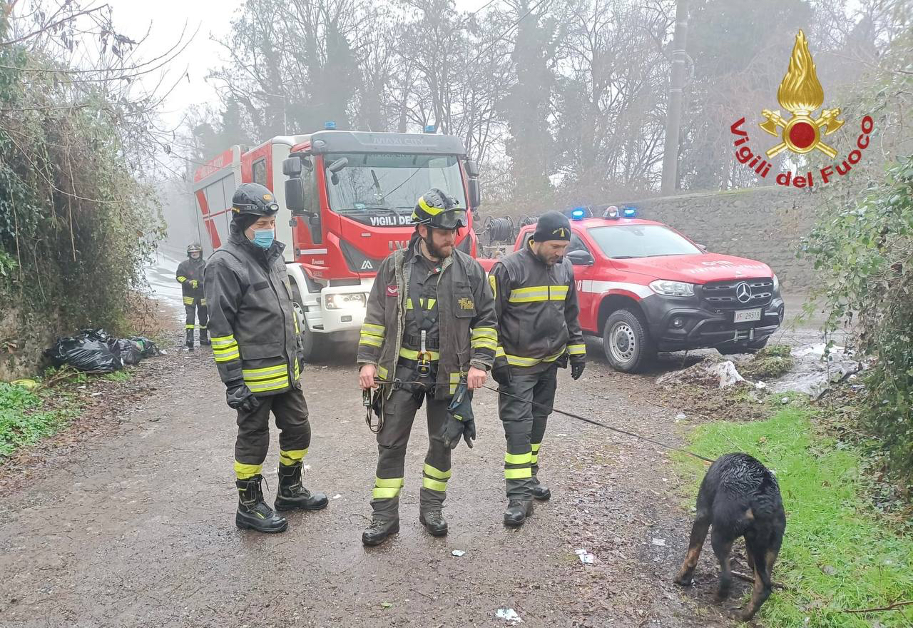 Cane finisce nel greto di un canale a Filago: il video del salvataggio dei vigili del fuoco