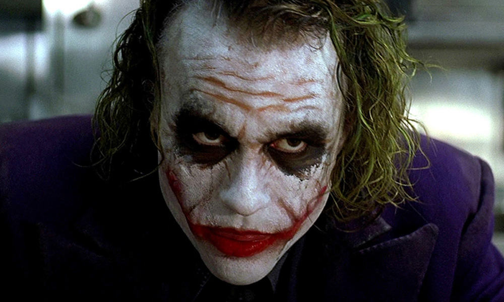 Folle gioco tra adolescenti: si fa sfregiare dal fidanzato per avere “il sorriso di Joker”