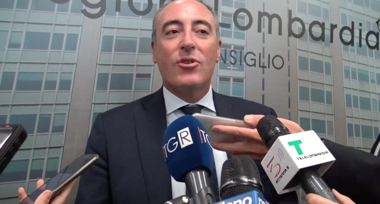 Vaccino anti-Covid, polemiche in Lombardia. Gallera: «Ora 10mila al giorno»