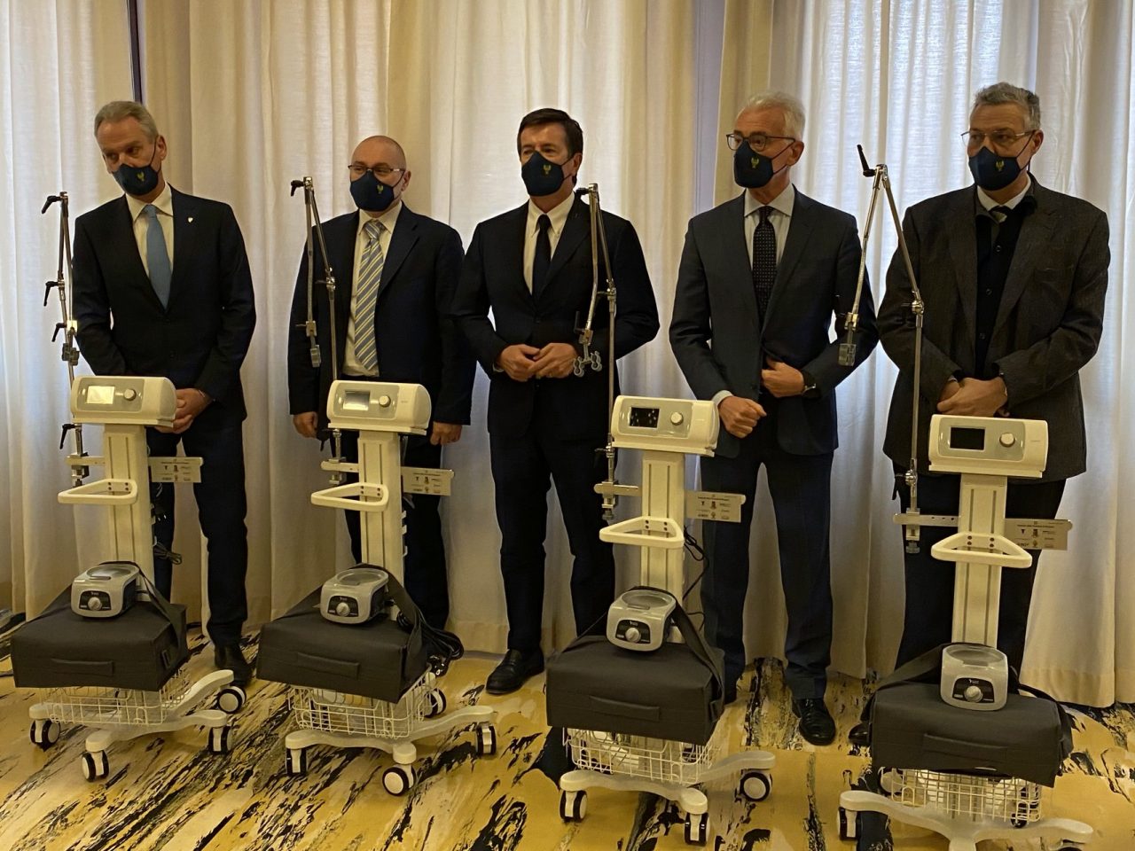 Polizia e imprese al fianco di Ats: donati un ecografo, sette respiratori e saturimetri