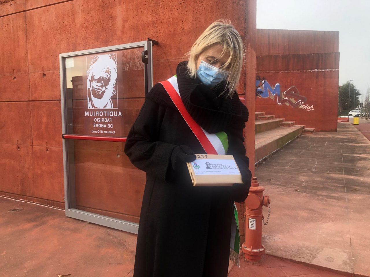 Una catena umana (e di libri) inaugura la biblioteca di Curno attesa da 23 anni