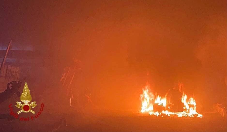 Fiamme in cascina distruggono fieno e trattore a Romano