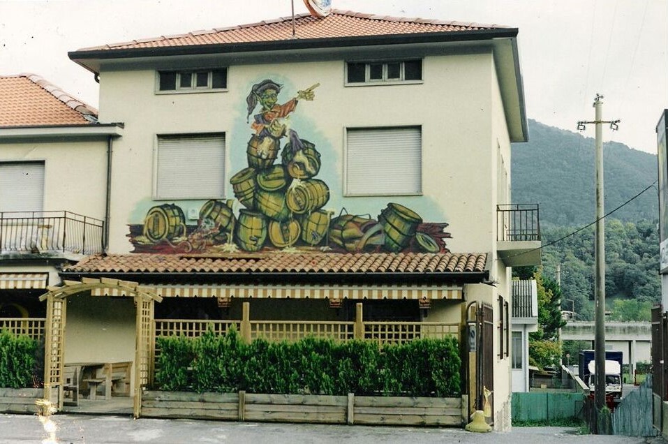 La Brasserie di Comenduno all'inizio degli anni '90 con il grande murales