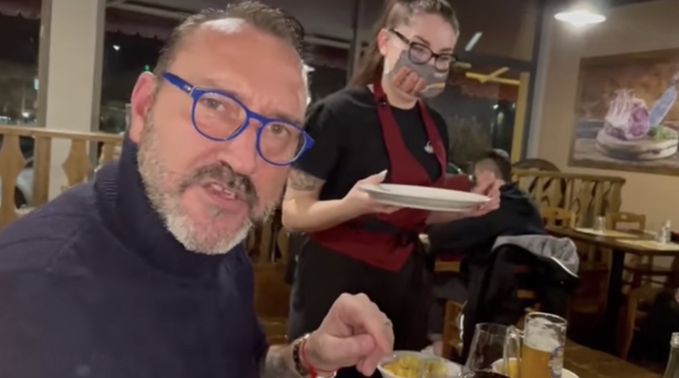Il video dell’ex arbitro Mazzoleni a cena a Orio. Poi la Polizia ha multato titolare e clienti