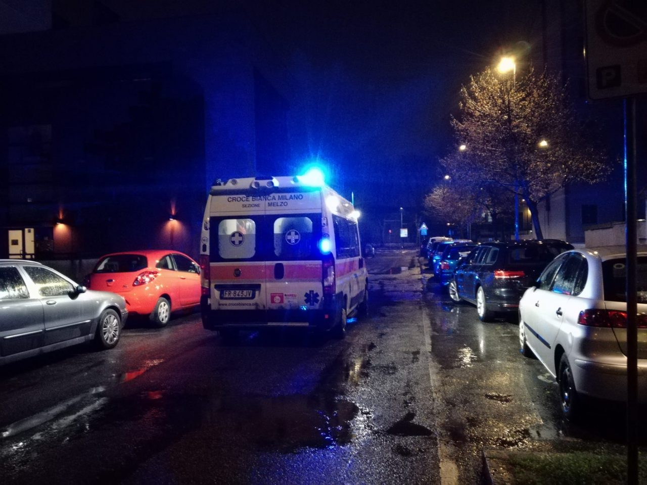 La madre non la fa uscire di casa, lei si cala dalla finestra e scivola: ferita una trentenne